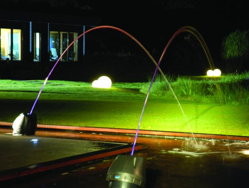 Oase JumpingJet Rainbow Star im Einsatz bei Nacht